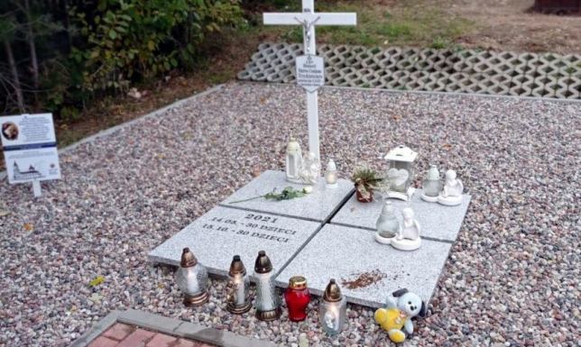 ciała 30 dzieci utraconych złożone zostały na cmentarzu w Suwałkach