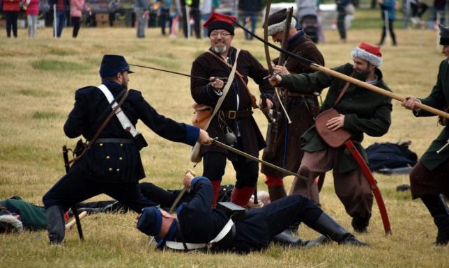 Skoki przez przeszkody, konkursy władania szablą i lancą i pokaz historyczny