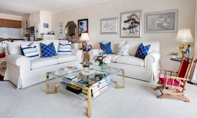 Stolik kawowy czy ława - który mebel wybrać do salonu?