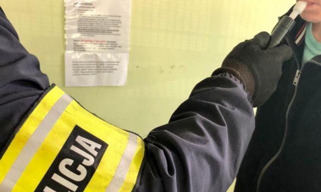 Policjanci z Suwałk zatrzymali 20-latka podejrzanego o kradzież rozbójniczą