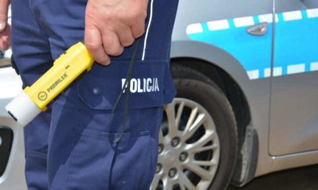 w trakcie wyprzedzania doprowadził do bocznego zderzenia pojazdów