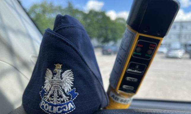 Pijany 62-latek uderzył w zaparkowane auto i odjechał 62-latek wyjeżdżając z parkingu uderzył w zaparkowany samochód