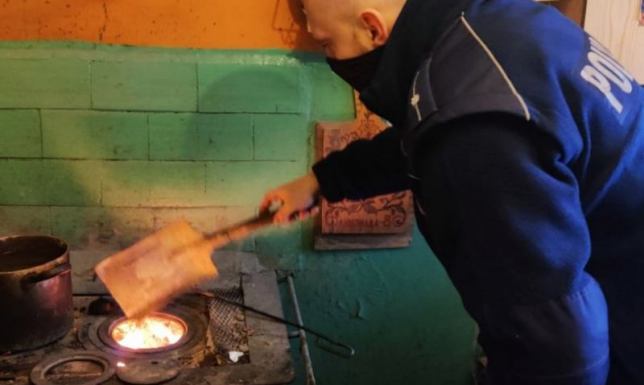 Pomogli głodnej i zmarzniętej 84-latce Augustowscy policjanci pomogli samotnie mieszkającej 84-latce