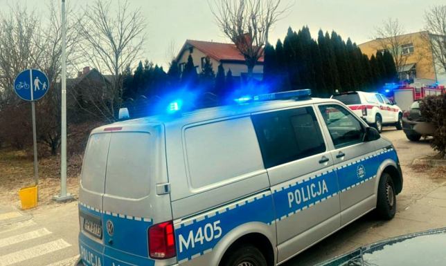 Wypadek w Augustowie. Ucierpiały nastolatki stojące na poboczu 18-latek kierujący citroenem stracił panowanie nad pojazdem i uderzył w samochód