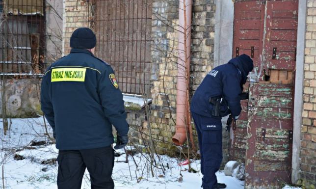 suwalscy policjanci sprawdzają miejsca pobytu osób zagrożonych wychłodzeniem