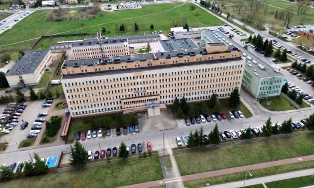 Zablokował obwodnicę Suwałk. Groził, że skoczy z wiaduktu Zdesperowany 38-letni mężczyzna stał za barierkami i groził popełnieniem samobójstwa