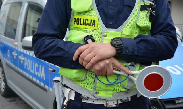 Spowodował kolizję i uciekł, bo miał sądowy zakaz 52-letni kierowca cofając najechał na zaparkowany pojazd i odjechał