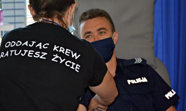 Akcja krwiodawstwa suwalskich policjantów Policjanci z Suwałk w Regionalnym Punkcie Krwiodawstwa i Krwiolecznictwa