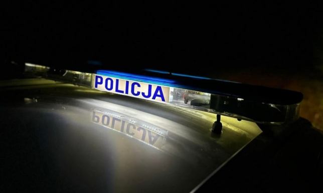  kierowca na prostym odcinku drogi stracił panowanie nad pojazdem i dachował