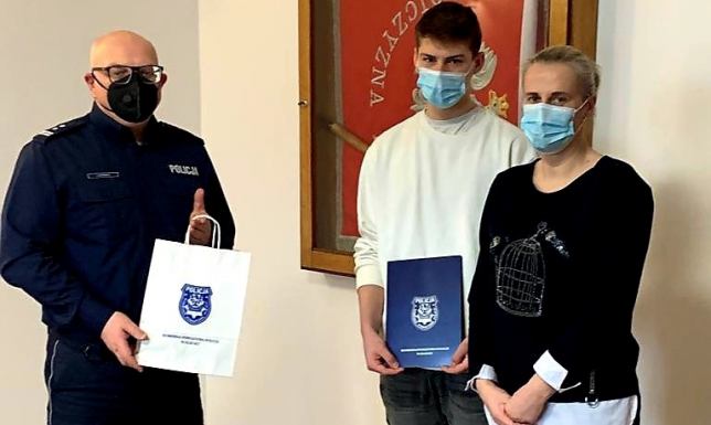 Wzorowe zachowanie 15-latka 15-latek wezwał pomoc do kobiety potrąconej na przejściu