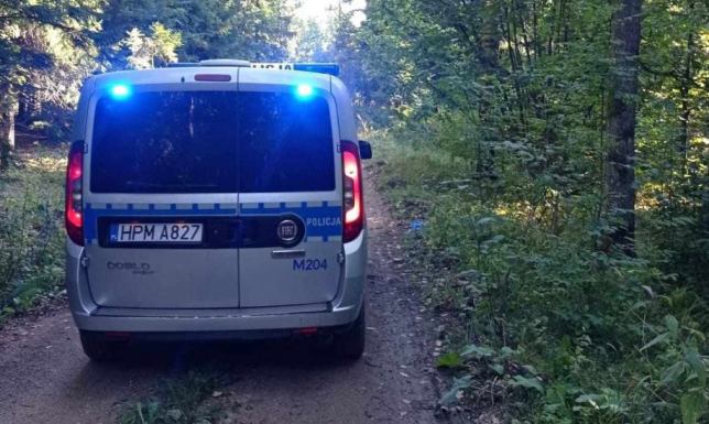 Suwalscy policjanci odnaleźli mężczyznę w lesie w gminie Raczki.