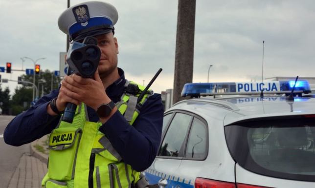 pomiary prędkości prowadzone przez policjantów ruchu drogowego