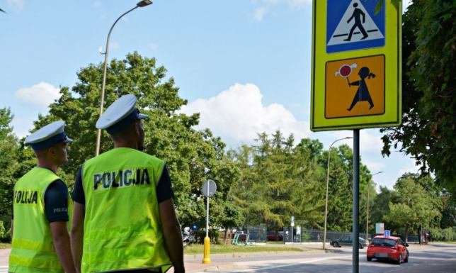 policjanci z Suwałk prowadzą kontrolę przyszkolnych terenów w gminie i powiecie