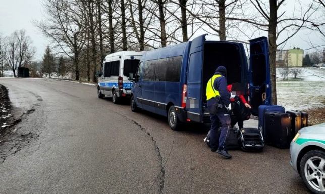 Czerwonka - Łotysze przewozili obywateli Iraku zatrzymali na krajowej ósemce busa na łotewskich tablicach rejestracyjnych