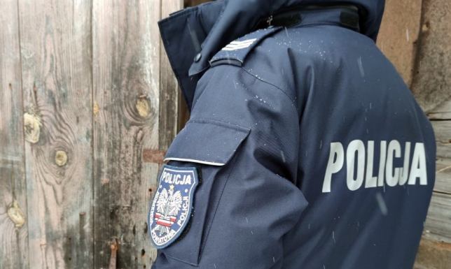 Uratowali mężczyznę przed zamarznięciem Mężczyznę, który spał w wiacie przystankowej uratowali augustowscy policjanci