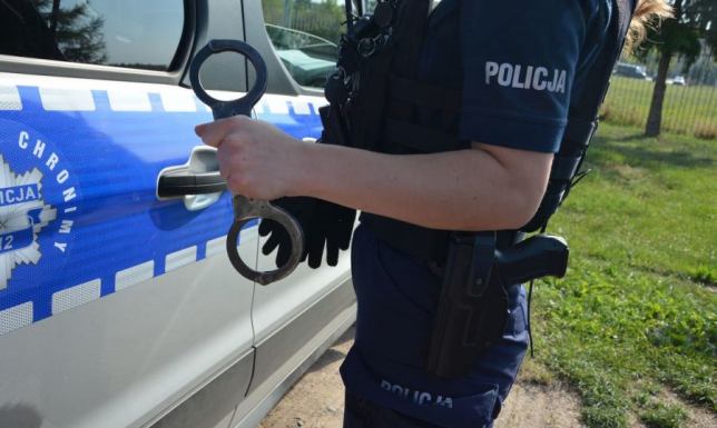 Policjanci zatrzymali kobietę podejrzaną o kradzież sklepową
