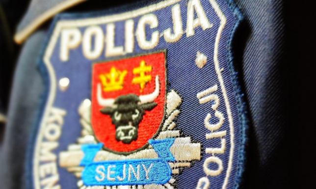 Zwyzywała i opluła policjantów, bo nie chcieli jej odwieźć do Warszawy 27-latkę z Warszawy znaleźli sejneńscy policjanci w wysokiej trawie