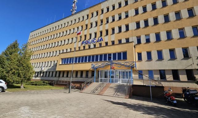 zatrzymali 32-latka podejrzanego o znęcanie się nad partnerką i uszkodzenie drzwi