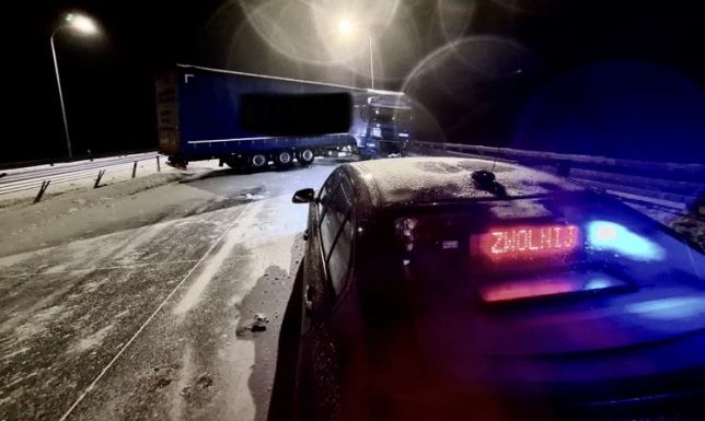 Utrudnienia na trasie Budzisko-Suwałki. Ciężarówka wpadła w poślizg Droga w kierunku Suwałk jest zablokowana