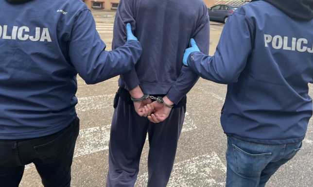 Suwalscy policjanci zatrzymali 25 i 27-latka podejrzanych o kradzież rozbójniczą