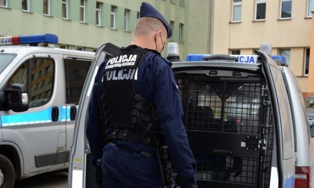 Mężczyzna zbyt głośno słuchał muzyki na klatce schodowej