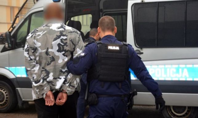 Zatrzymano dwóch podejrzanych o kradzież miliona złotych Do brutalnego napadu z rabunkiem doszło przy ulicy Chopina w Suwałkach