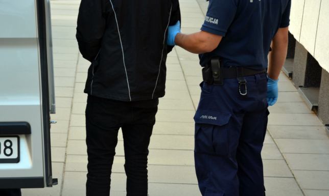 z otwartego samochodu dostawczego ktoś ukradł kosmetyki i elektronikę