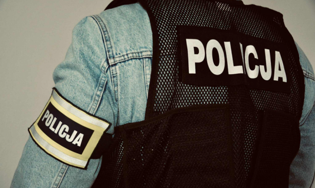 mężczyzna brał z półki alkohol i czekolady