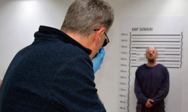 Suwalscy policjanci zatrzymali podejrzanego o kradzież szczególnie zuchwałą