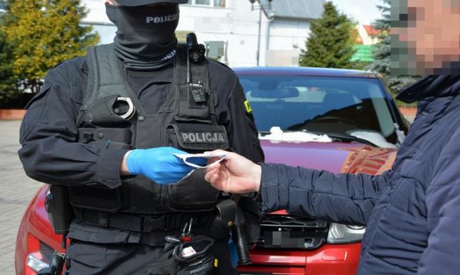 Dzielą się maseczkami z "zapominalskimi"