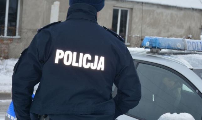 Pijanego 40-latka leżącego w zaspie śniegu zobaczył mieszkaniec Suwałk