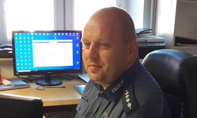 Kobieta weszła do komendy policji i przyłożyła sobie nóż do gardła Piątkowy (23.04) ranek rozpoczął się nietypową interwencja sejneńskiego dyżurnego
