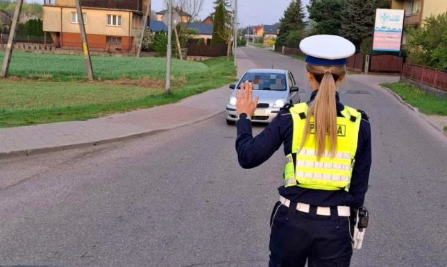 Pijani za kierownicami samochodów, na rowerach i hulajnogach policjanci suwalskiej drogówki sprawdzali trzeźwość kierowców