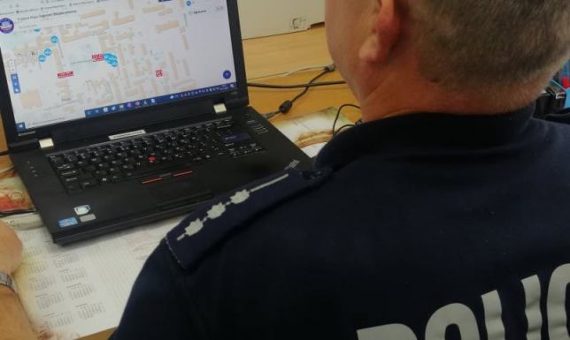 nagminnie załatwiał swoje potrzeby fizjologiczne na podwórku przy Placu Marii Konopnickiej