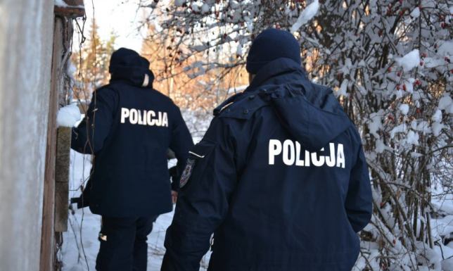 Funkcjonariusze obudzili go i pomogli dostać się do ogrzewalni.