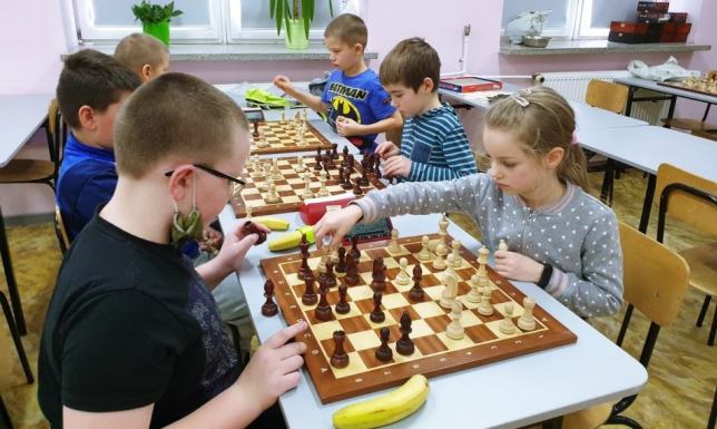 Półkolonie szachowe w SP 11 Półkolonie Zimowe 2021 Szkoła Podstawowa nr 11 w Suwałkach