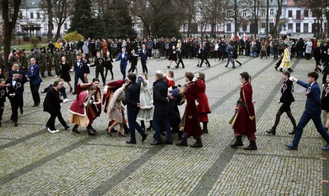 w Parku Konstytucji 3 Maja uczniowie Zespołu Szkół Technicznych  zatańczyli Poloneza