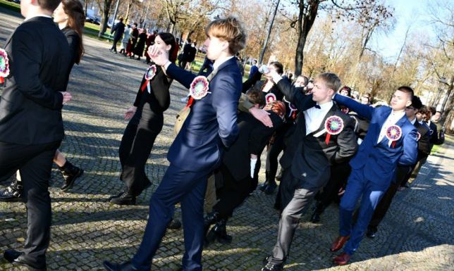 Tańczyli uczniowie Zespołu Szkół Technicznych w Suwałkach oraz zaproszeni goście