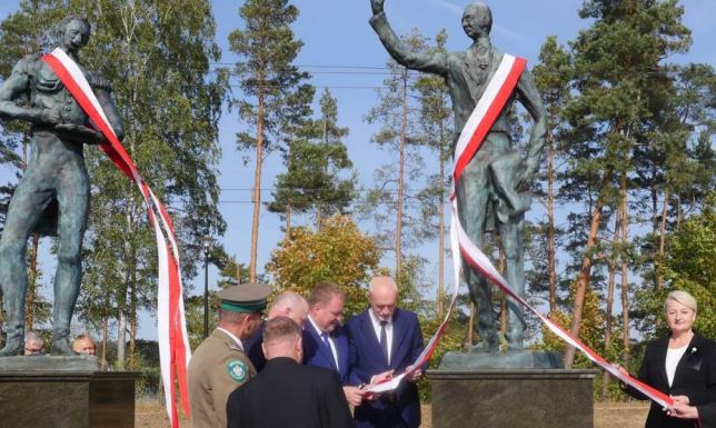 Powstał pomnik twórców Kanału Augustowskiego Pomnik Ksawerego Druckiego Lubeckiego i Ignacego Prądzyńskiego