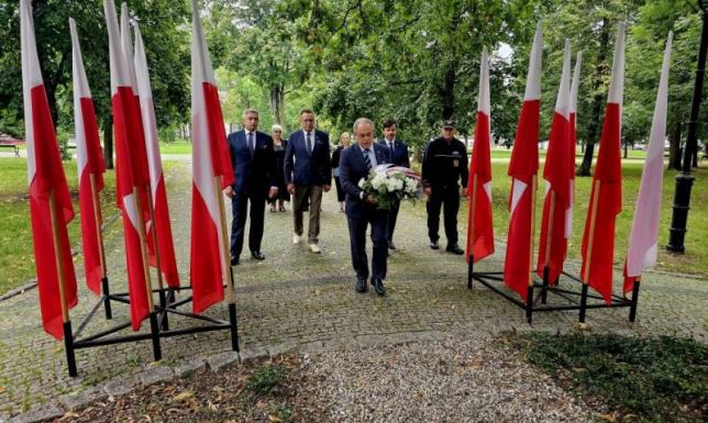 Pamięć o Sierpniu '80 wciąż żywa  Władze Miasta Suwałki złożyły w niedzielę (31.08) kwiaty pod Dębem Wolności