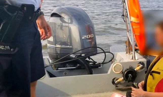 Pomogli kobietom, które wpadły do wody Augustowscy policjanci pomogli dwóm kobietom potrzebującym pomocy