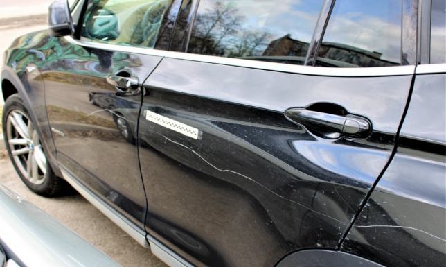 Porysował auto i nie potrafił wytłumaczyć dlaczego 81-letni mężczyzna porysował kluczem drzwi bmw