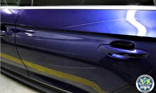 Pod wpływem porysował auto