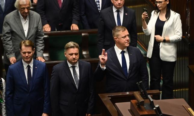 Ślubowanie urodzonego w Suwałkach posła Konfederacji – Michała Połuboczka