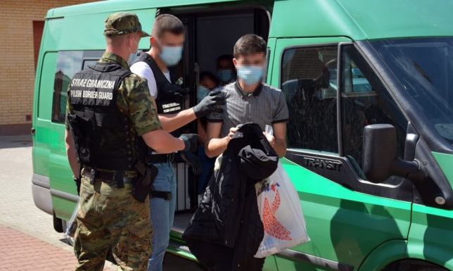 Zatrzymali 11 cudzoziemców za przekroczenie polsko-litewskiej granicy Zatrzymano dwie grupy nielegalnych migrantów