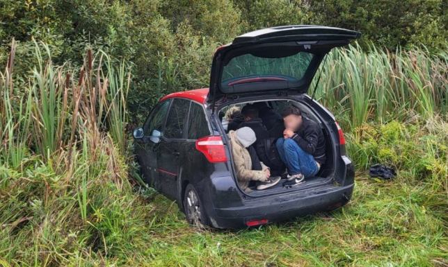 Kurierzy z nielegalnymi imigrantami zatrzymani po pościgu Dwóch kurierów przewożących nielegalnych imigrantów zatrzymała SG