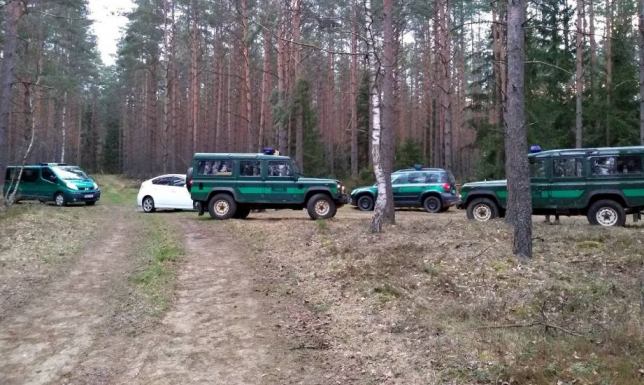 Zatrzymano organizatorów, pomocnika i grupę nielegalnych migrantów dziesięciu cudzoziemców przekroczyło granicę z Białorusi do Polski wbrew przepisom