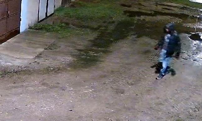 poszukują mężczyzny podejrzewanego o uszkodzenie samochodu i drzwi budynku