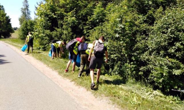 Uczniowie sprzątali szlaki turystyczne Akcja sprzątania szlaków turystycznych w powiecie suwalskim
