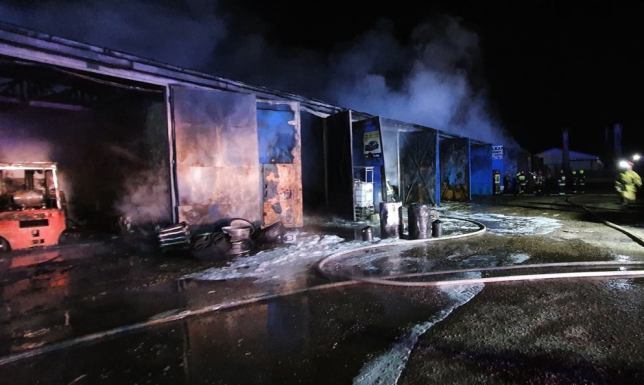 Pożar budynku garażowo-warsztatowego w Augustowie Gaszenie pożaru warsztatu przy ul. Słowackiego w Augustowie